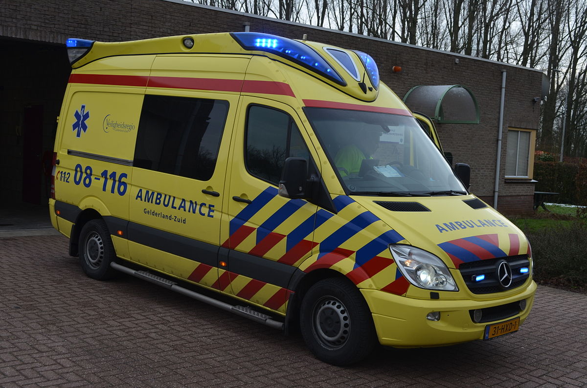 1200px-Ambulance_08116.jpg